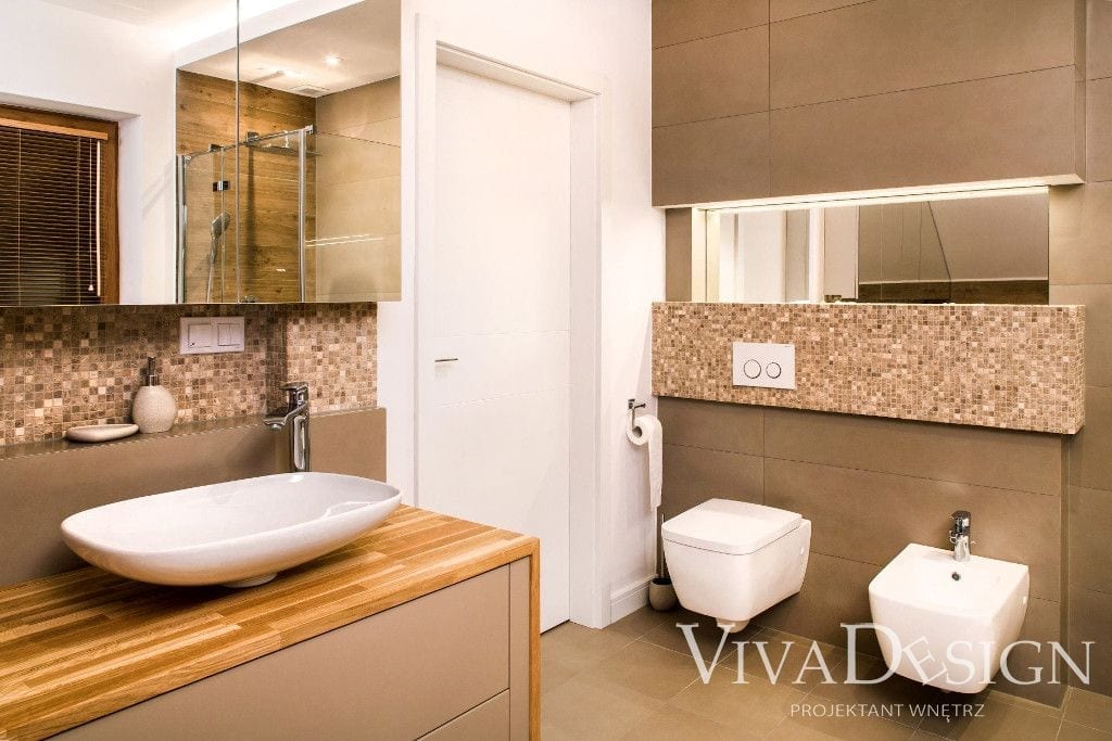 Beżowa łazienka z mozaiką i drewnem