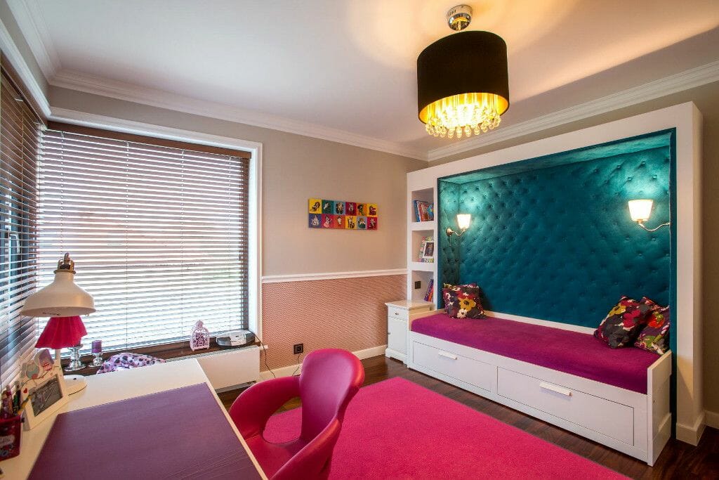 Pokój dziewczynki róże turkusy łóżko z tapicerowaną ścianą