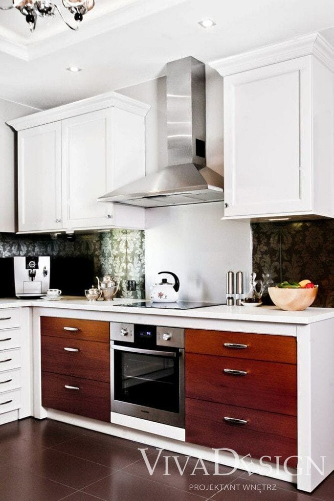 Kuchnia w stylu angielskim biel drewno ciemna płytka nad blatem srebrny okap w kuchni