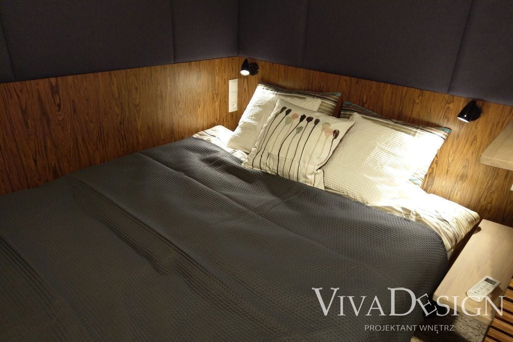 łóżko na antresoli z ciekawym zagłówkiem drewno i tapicerowany zagłówek