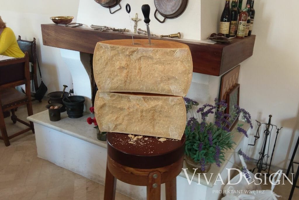 Świeżo otworzony ser parmezan manufaktura sera we Włoszech 18 miesięcy