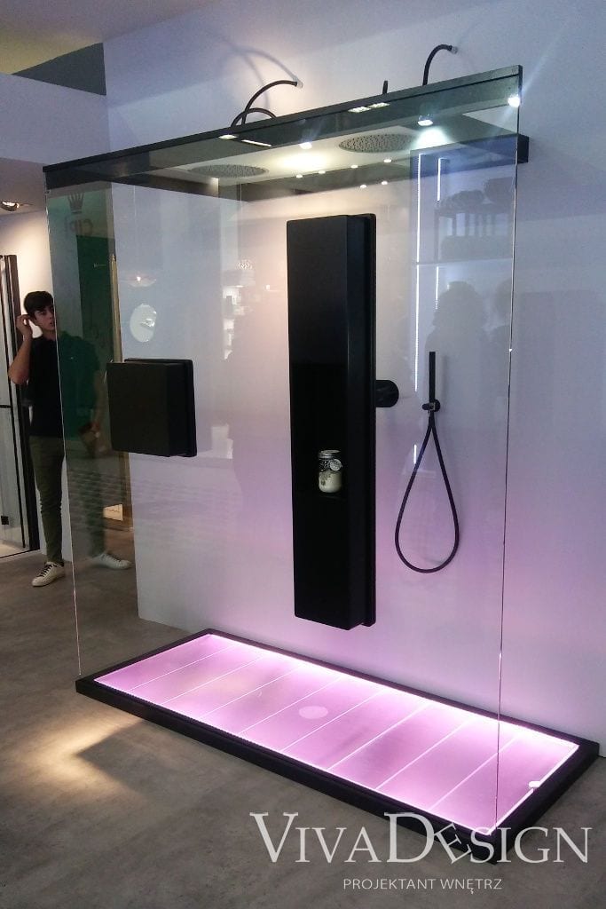kabina prysznicowa z dwiema deszczownicami różowe podświetlenie czarna bateria prysznicowa